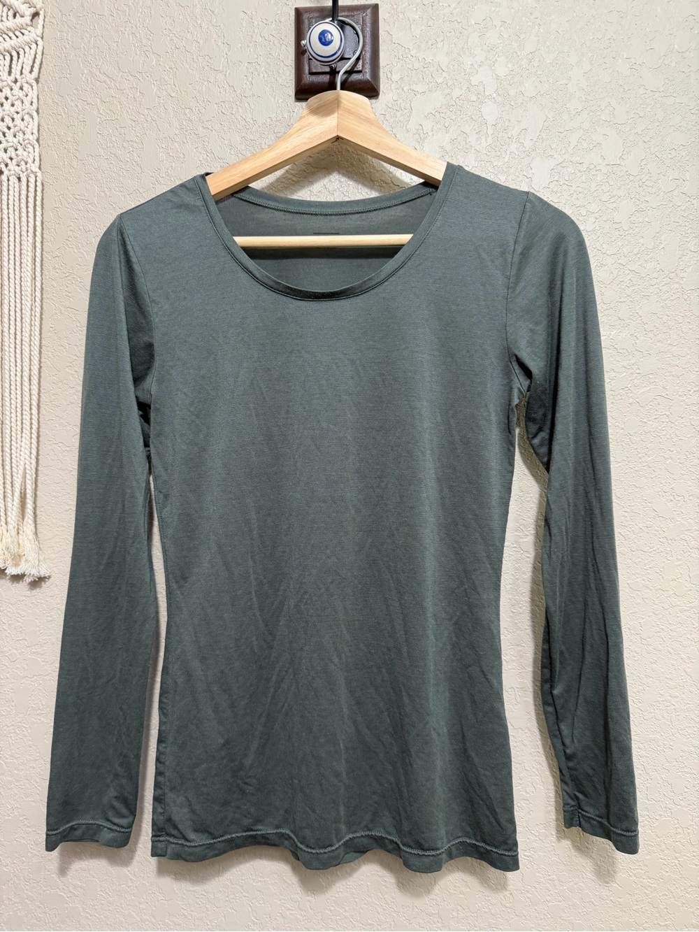 Uniqlo women sz S heat tech super light weight Scoop Neck Long Sleeve Tee Green
